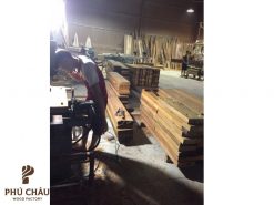 Xưởng sản xuất cửa gỗ tự nhiên