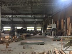 Xưởng sản xuất cửa gỗ công nghiệp